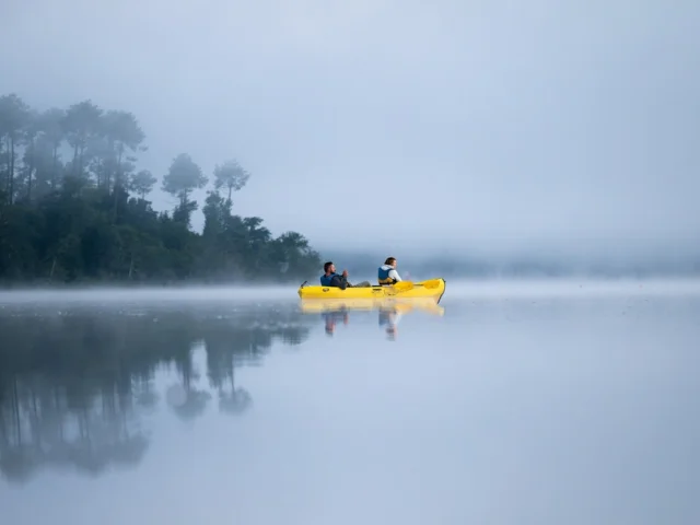 canoa - lago - niebla