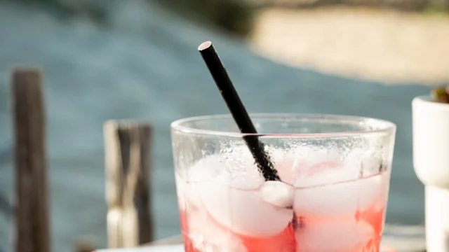 ausgehen Glas am Strand