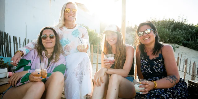 Amis aux cabanes de plage à Mimizan