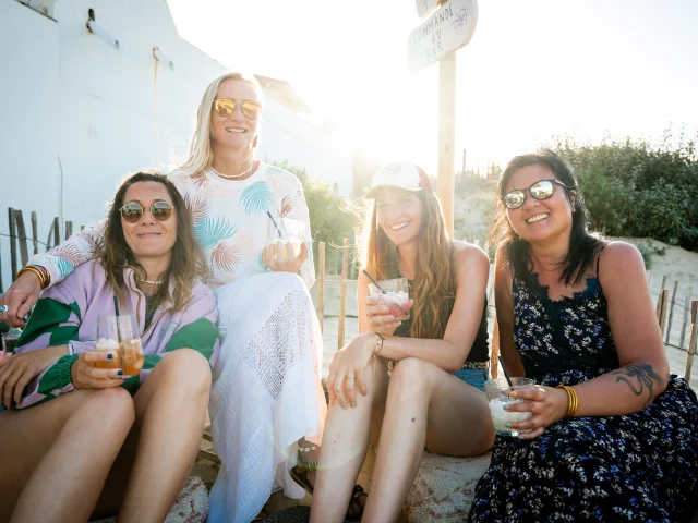 Amis aux cabanes de plage à Mimizan