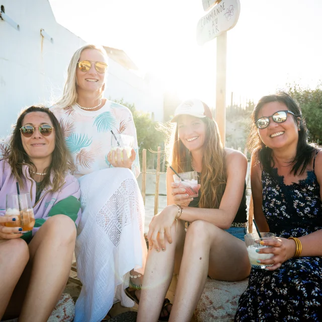 Amis aux cabanes de plage à Mimizan