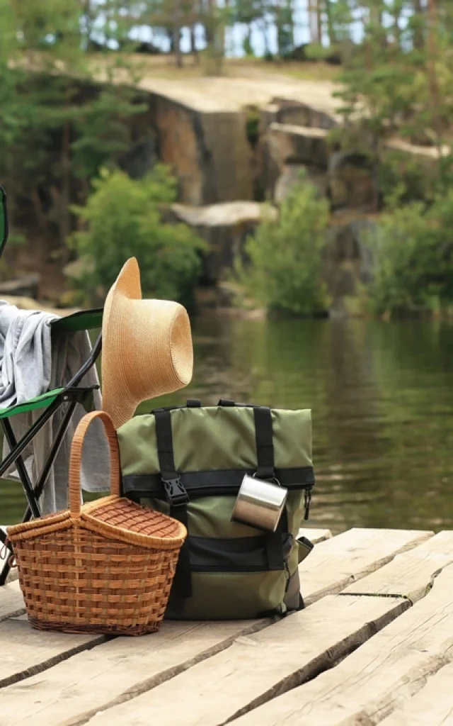 Chaise camping panier chapeau au bord du lac