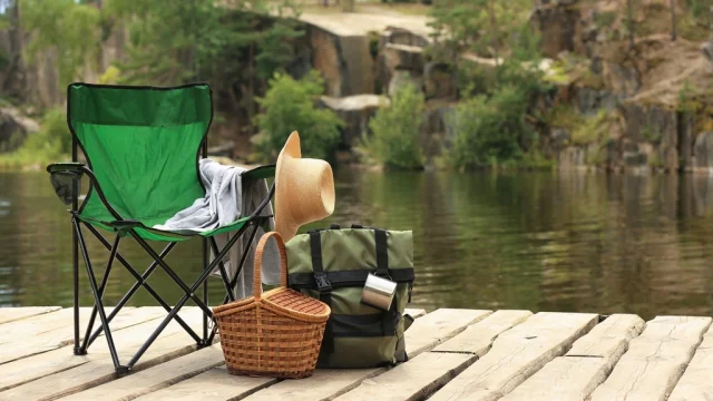 Chaise camping panier chapeau au bord du lac