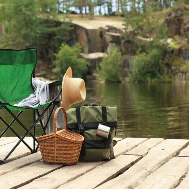 Chaise camping panier chapeau au bord du lac