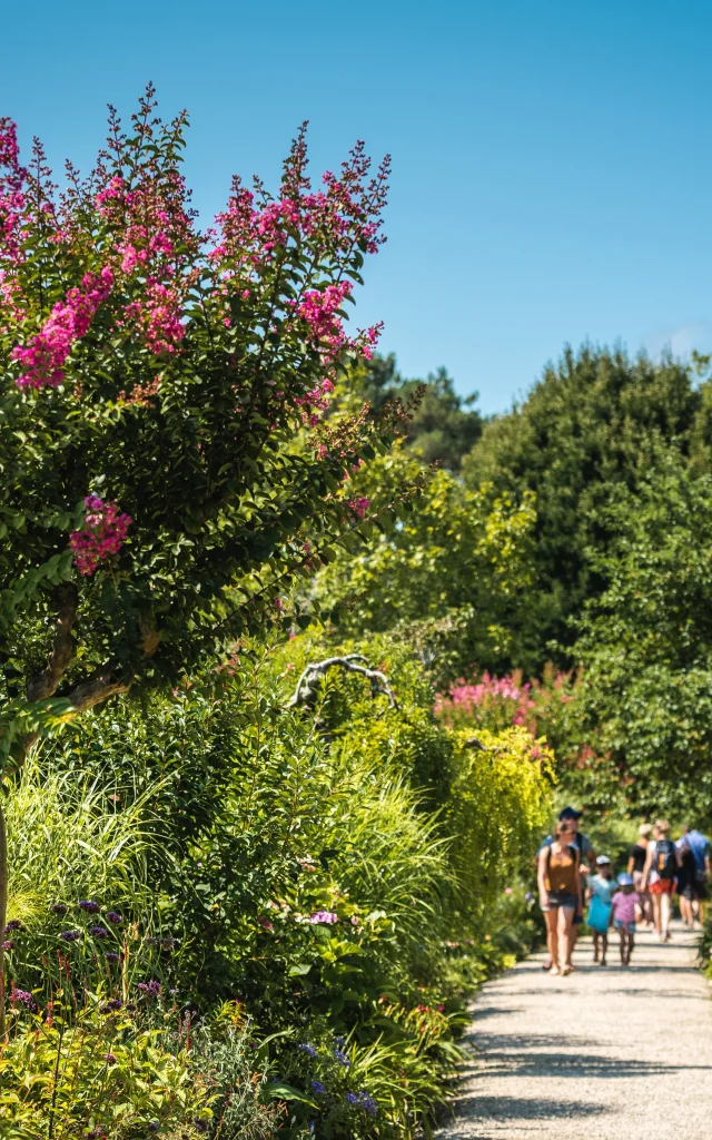 Promenade Fleurie - été - visiteurs