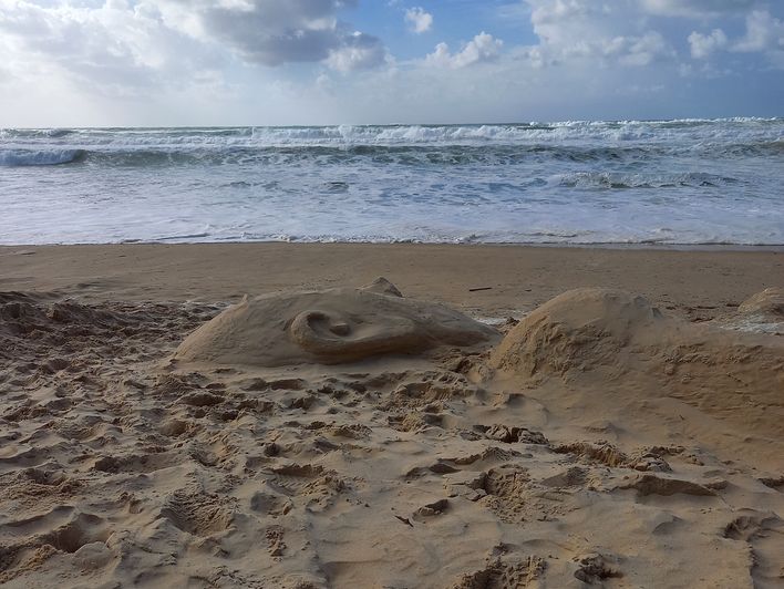 Automne en Scène : Création d'une grande sirène dans le sable