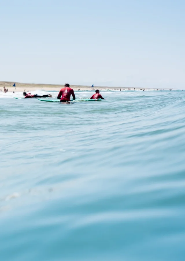 surfear en la ola Mimizan