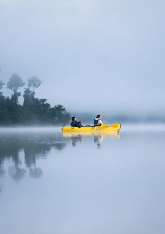 canoa - lago - niebla