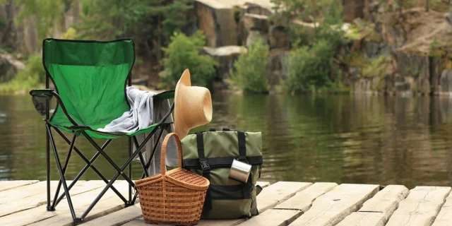 Chaise camping panier chapeau au bord du lac