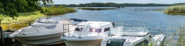 bateaux au bord du lac d'Aureilhan